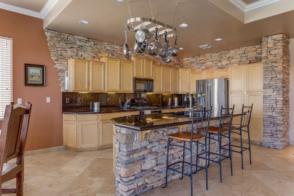 Amenities Abound At This Clean, Safe Home! Worry-free, Relaxing Time Away!<br> - Chandler, AZ