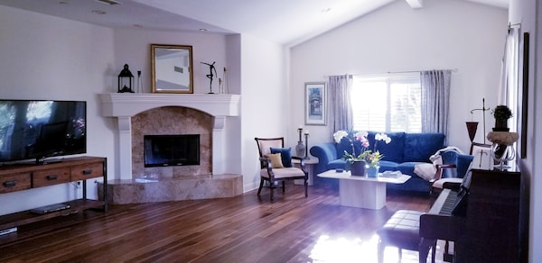 Cozy And Chic Living In Redondo Beach. Entire Upstairs. - Inglewood, CA