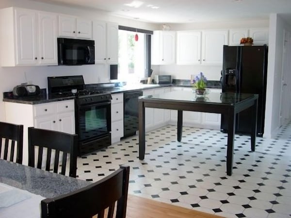 Steps To The Beach In East Falmouth, Pet Friendly &  Clubhouse Heated Pool. - Falmouth, MA