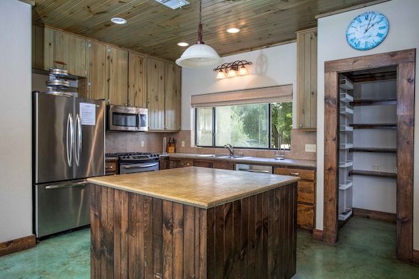 Outdoor Kitchen, Private Swimming Pool, Shuffleboard, Less Than 5-minute Drive To The Frio River - Concan, TX
