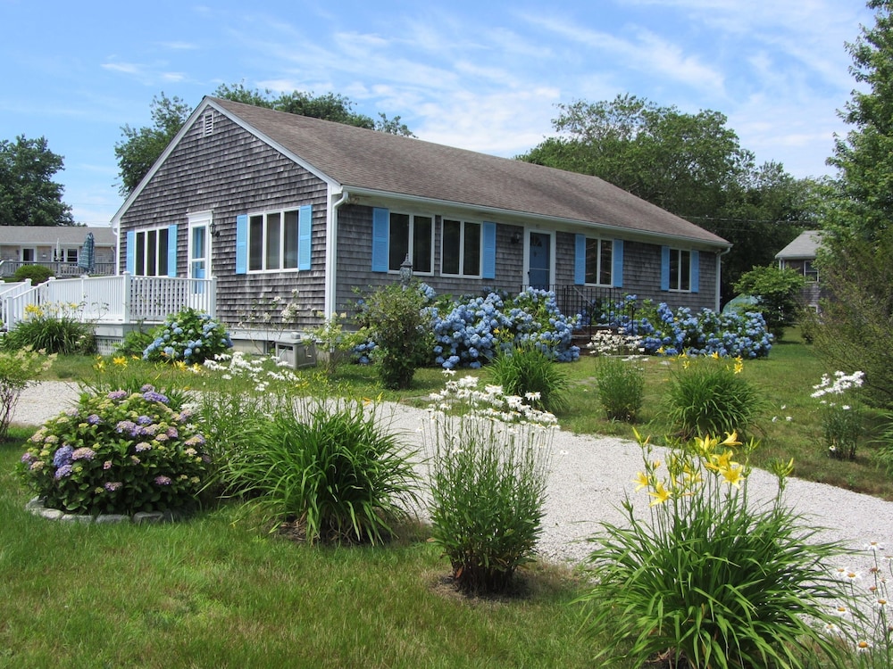 Cottage Côtier Confortable Entouré De Jardins Fleuris à 3 Min. De Town Beach - Rhode Island