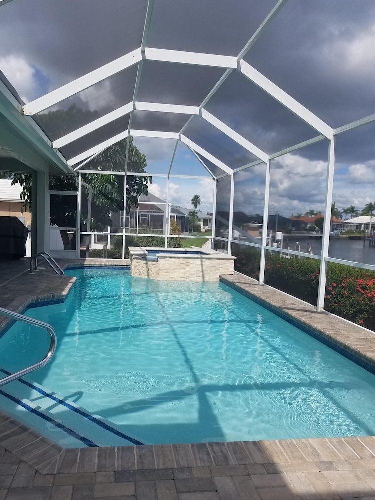 Relaxation Awaits! Southern Exposure, Pool & Spa, Water Access, Coastal Decor - Marco Island, FL