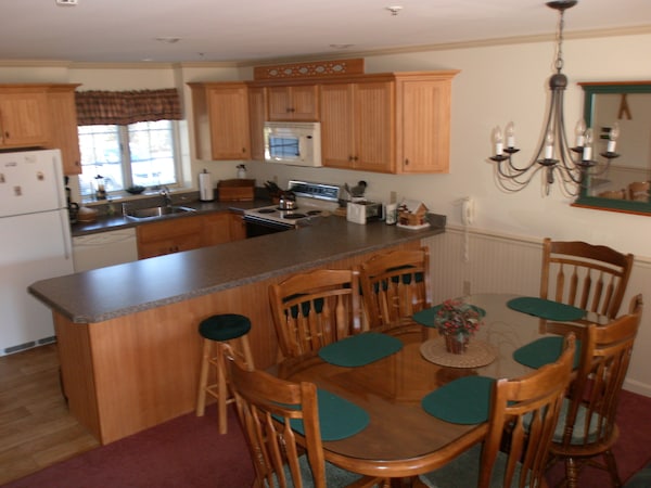 Well Appointed Townhouse,great Location W/lovely Mountain View,pool & Tennis,a/c - Conway, NH