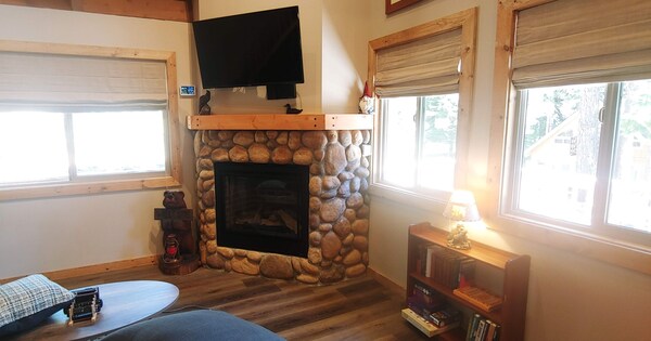 *Fresh Interior Remodel!* Cabin In The Pines. Garage, Hot Tub, Washer\/dryer - South Lake Tahoe, CA
