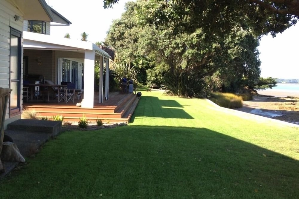 Absolute Waterfront Serenity- With Small Kitchen - Only 1 Hour From Auckland - Waiuku