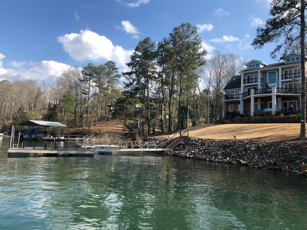 Perfect For Large Reunions & Retreats. Sits On Water's Edge. - Lake Lanier, GA