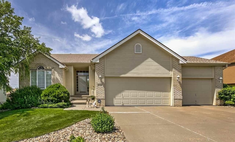 West Omaha 4 Br 3000 Sq. Ft. Ranch Perfect For The Entire Family! - Omaha, NE