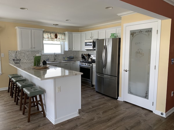 Big 4 Bedroom, 2 Bath Beauty !! Only 1.5 Blocks To The Beach And Boards ! - it, North Wildwood
