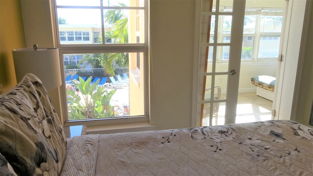Beautiful Poolside And Water View Barefoot Beach Condo B202 - Ultimate Getaway - Indian Shores, FL