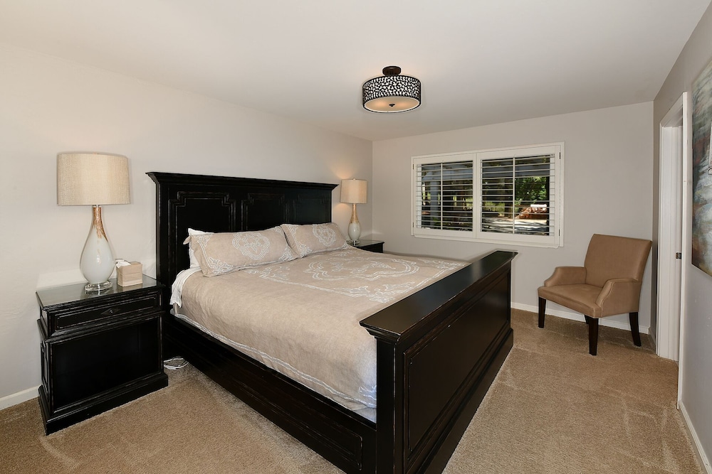 5 Bedroom 6 1/2 Bath Luxury Home On 3+ Acres, 5 Min To Square - Healdsburg, CA