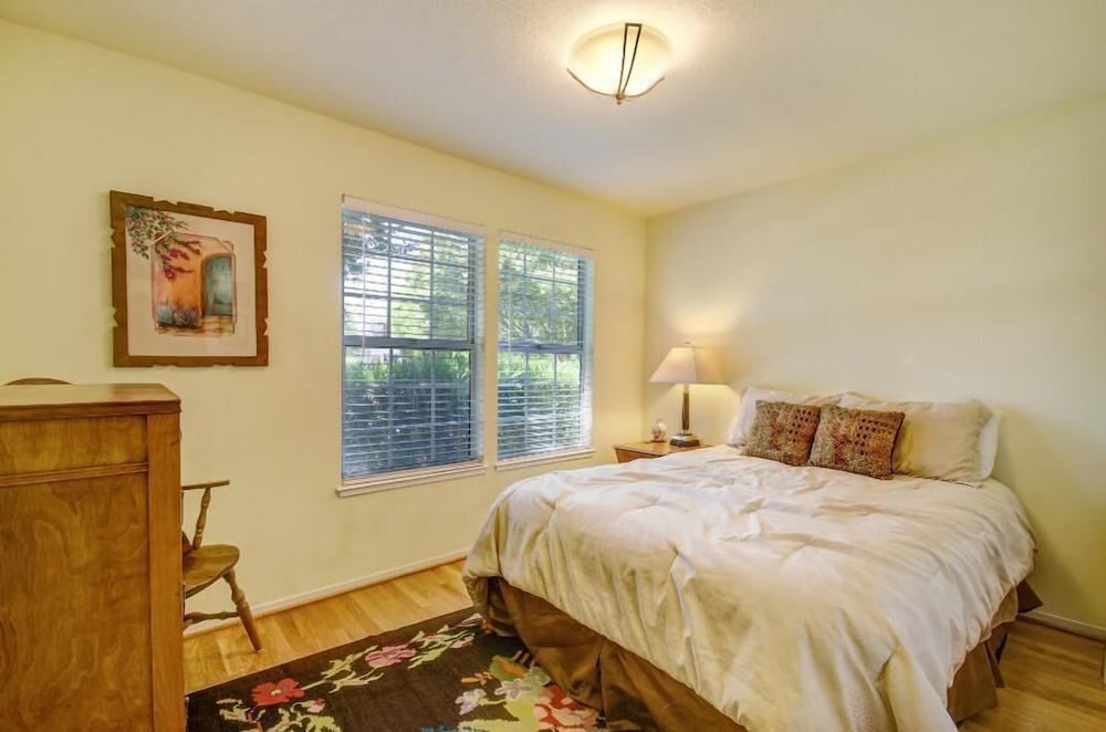 Walk To Downtown From This Spacious Home - Yountville, CA