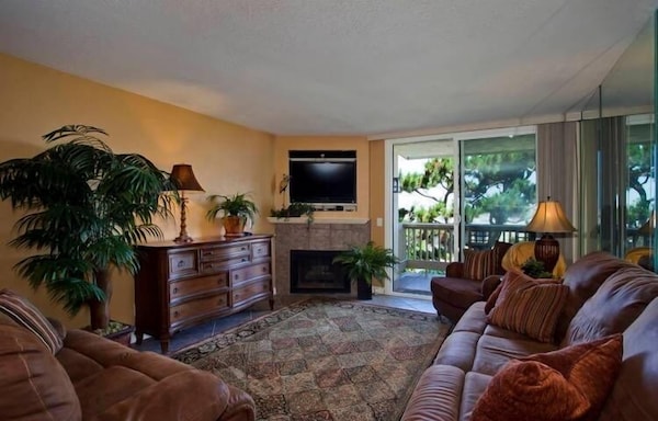 Exquisitely Remodeled Beachside Condo W\/ Whitewater Views - Oceanside, Californie