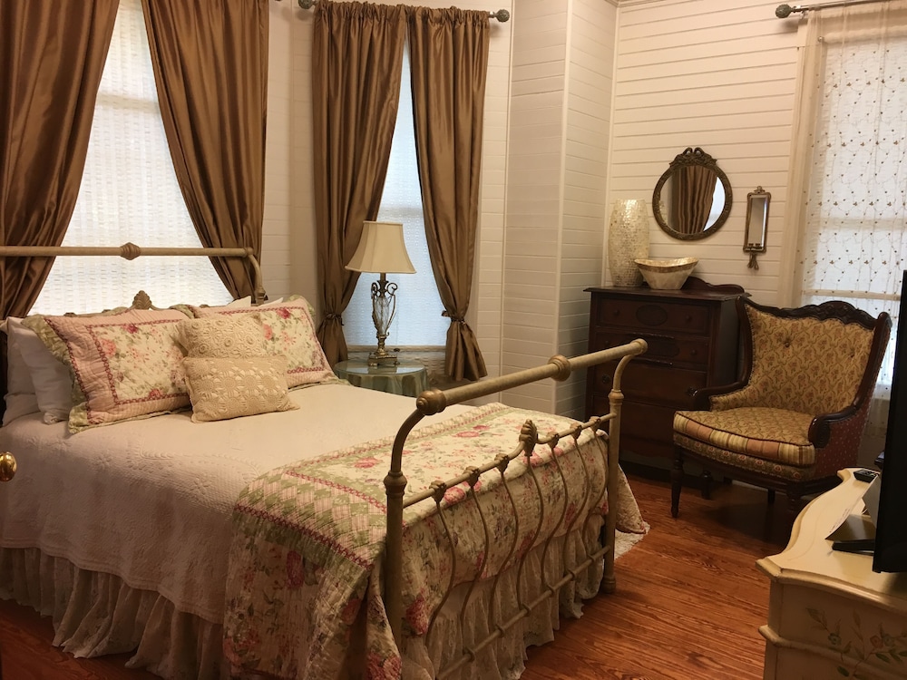 Green With Envy Suite In The Majestic Jewel Inn Of Apalachicola - Apalachicola, FL
