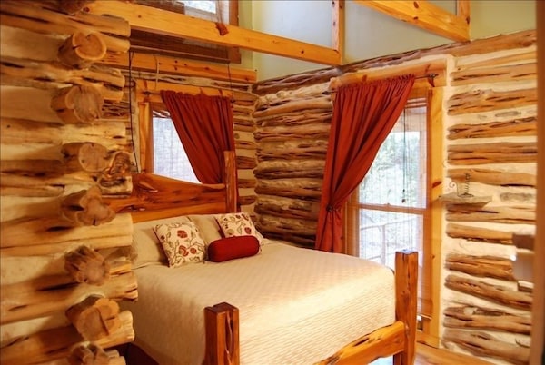 Cedar Cabin Retreat - Log Cabin With Private Hot Tub - Canyon Lake, TX