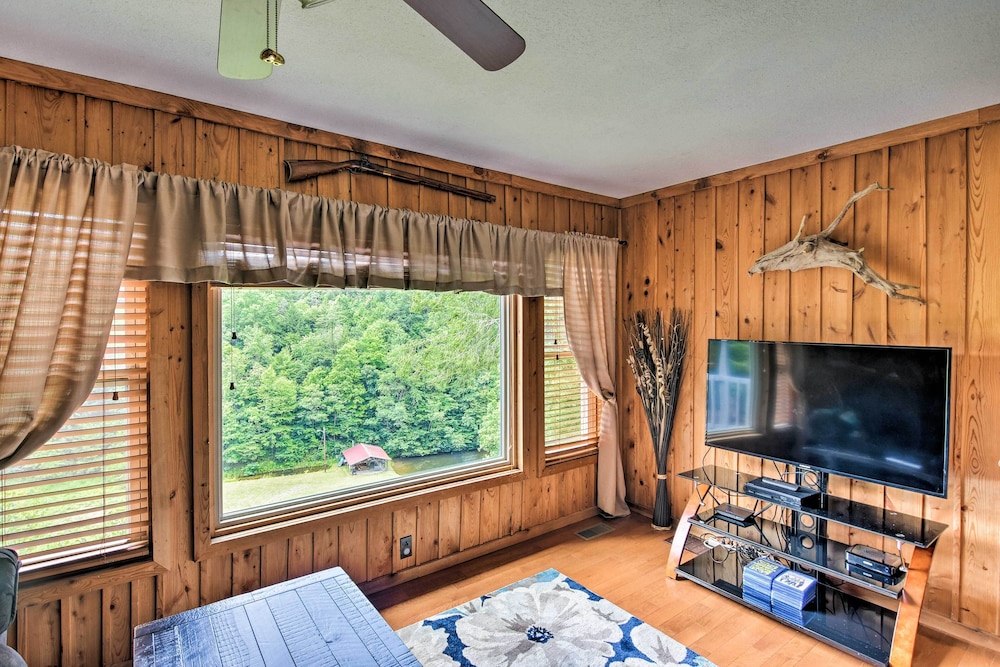 Private Pet-friendly Castlewood Cabin With Pond Views - Virginia
