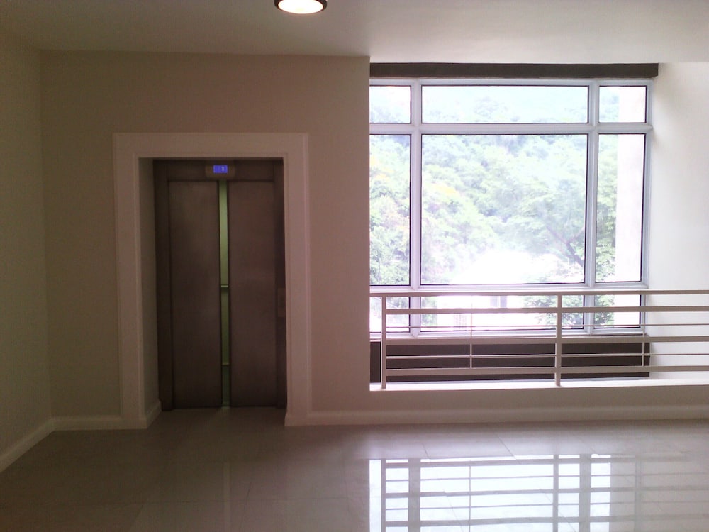 Luxurious One Bedroom With Balcony In Relaxing, Tranquil Environment. - 킹스톤