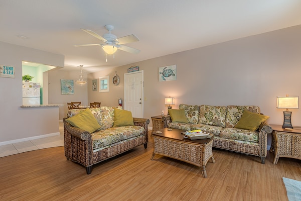 Spacious And Sunny 2 Bedroom Condo Just Steps From The Private Beach! - Key Colony Beach, FL