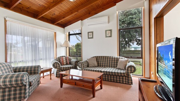 Lowes On The Lakes - Cosy House Ideal For Families And Groups - Lakes Entrance