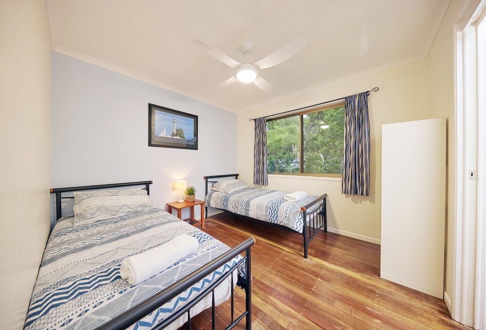 Large Family Beach House Walking Distance To Shops, Beaches And Hotel. - North Stradbroke Island