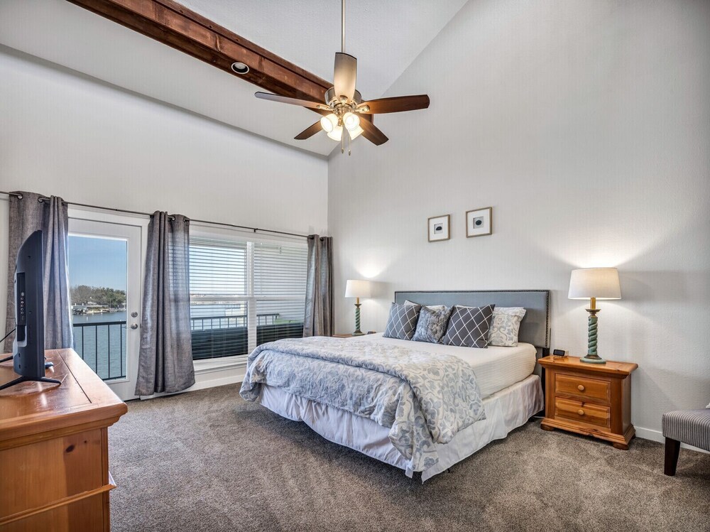 Gorgeous Waterfront Townhome : Ask About Winter Texan Rates! - Marble Falls, TX