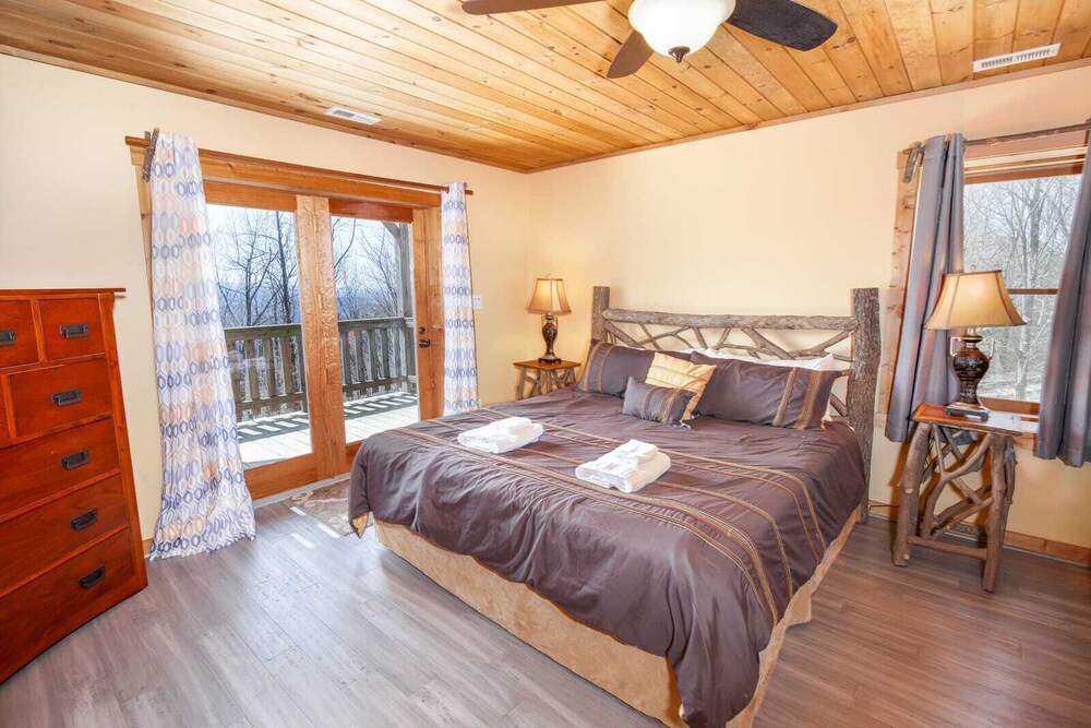 Large Cabin Sitting At 4,000 Feet Elevation - Mountain City, TN