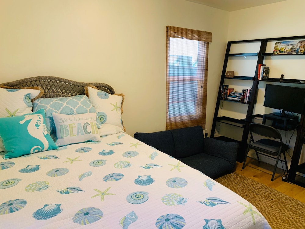 Pet-friendly Retreat With Hot Tub & Outdoor Fireplace!, The Loring Beach House -- Your Home Away - Belmont Park, San Diego