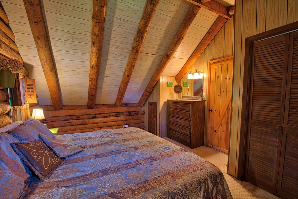 Winds Aloft -Quaint Cabin With Grandfather Mountain Views, Hot Tub - Linville, NC