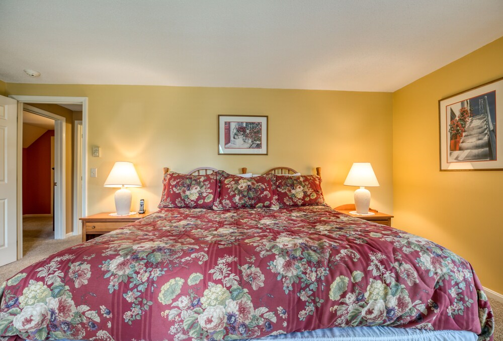 Bright Condo With Wifi, Fireplace, Outdoor Pool, & Excellent Location - Carousel, Intervale