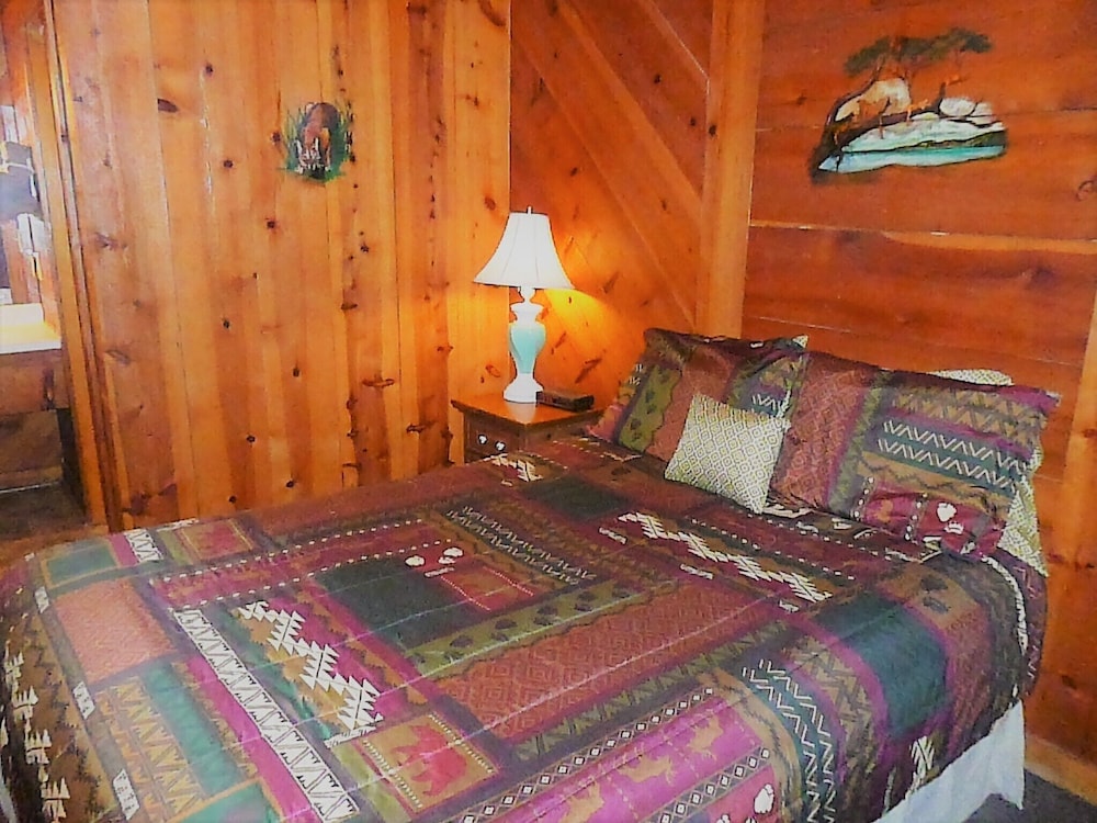Bear Paw Cottage #4 Queen Adorable ;Hot Tub; Pet Friendly;2adults/2 Children Max - Lake Burton, GA