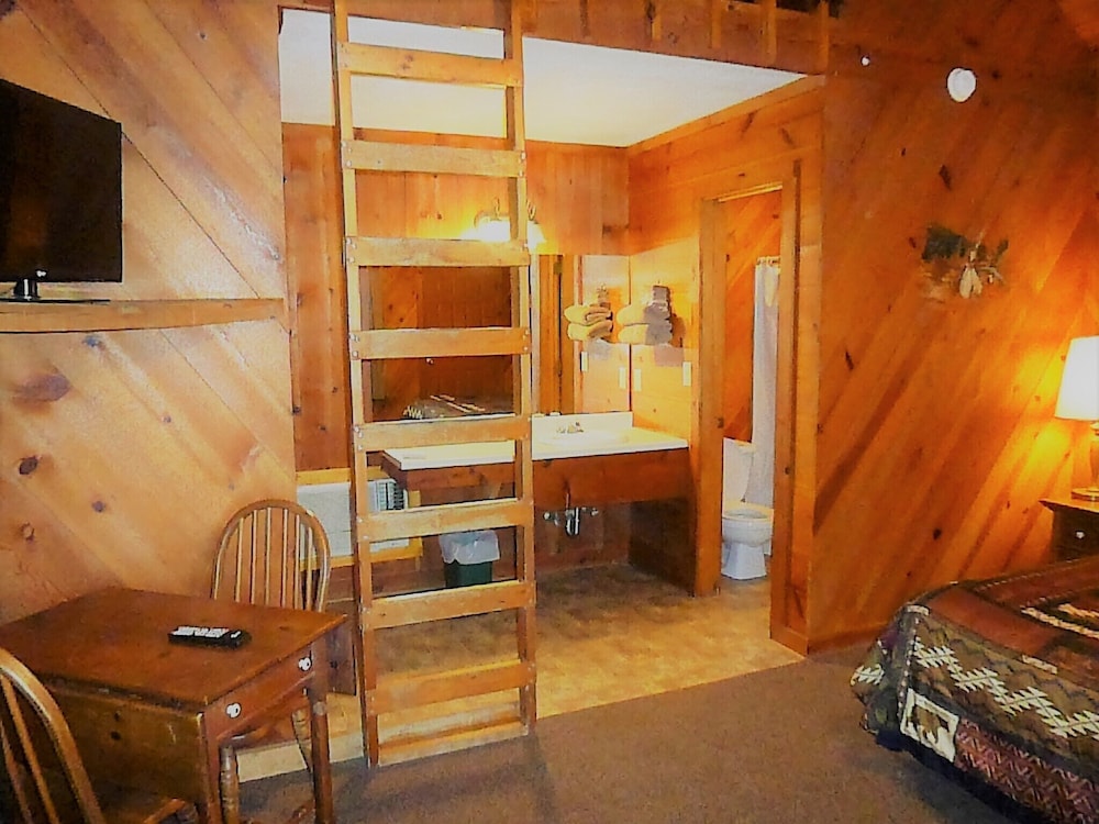 Bear Paw Cottage #3 King Adorable; Hot Tub; Pet Friendly; 2adults/ 2children - Lake Burton, GA