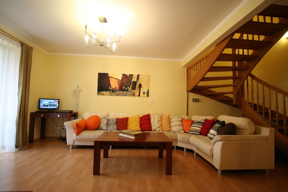 Spacious  3 Bedroom Apartment With Parking - Karlovy Vary