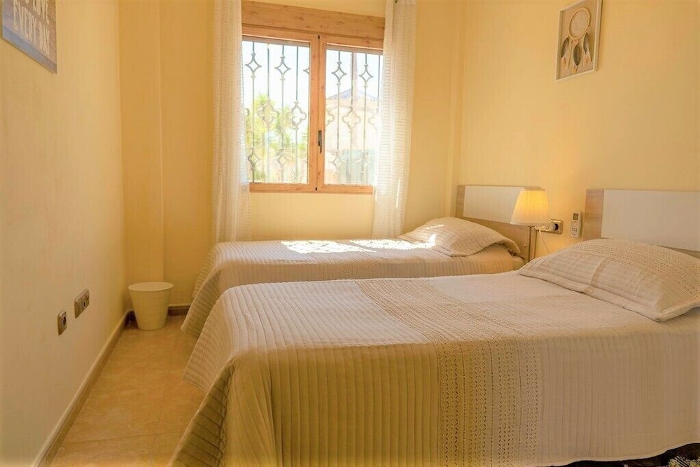 Villa Rose: Une Villa Spacieuse De 3 Chambres Et 2 Salles De Bains Avec Piscine Privée. - Cabo Roig