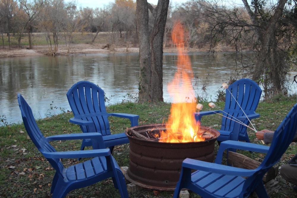 Perfect Getaway On The River Yet Minutes Drive To Magnolia And Waco Attractions - Texas