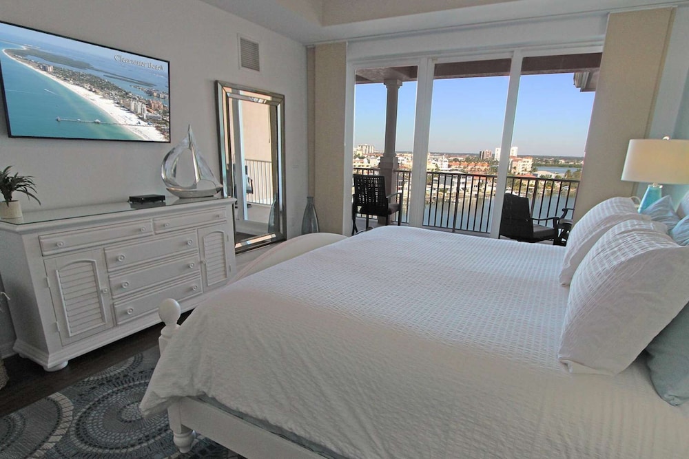 Top Floor Privacy And Spectacular Penthouse Views! Designer Décor ~ 806 Harborview Grande - Clearwater Beach, FL