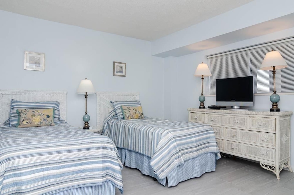 High Seas: Wonderful Top Floor Ocean Front Condo With Pool And Gorgeous Views - Wrightsville Beach, NC