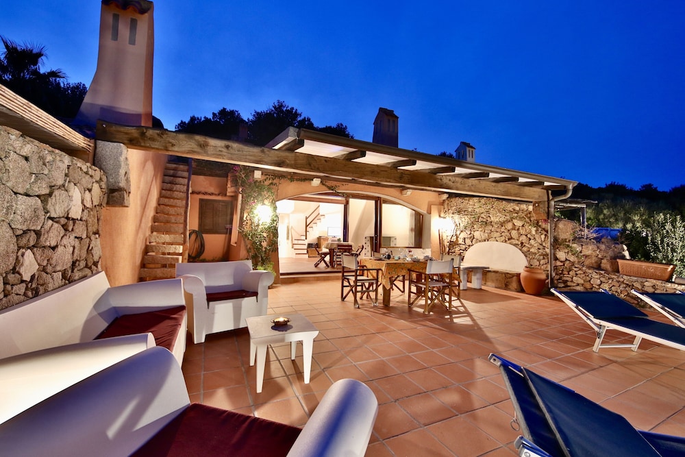 Cottage Smeralda -5pax W/private Jacuzzi Terrace And Shared Pool Seaview - Sardinia