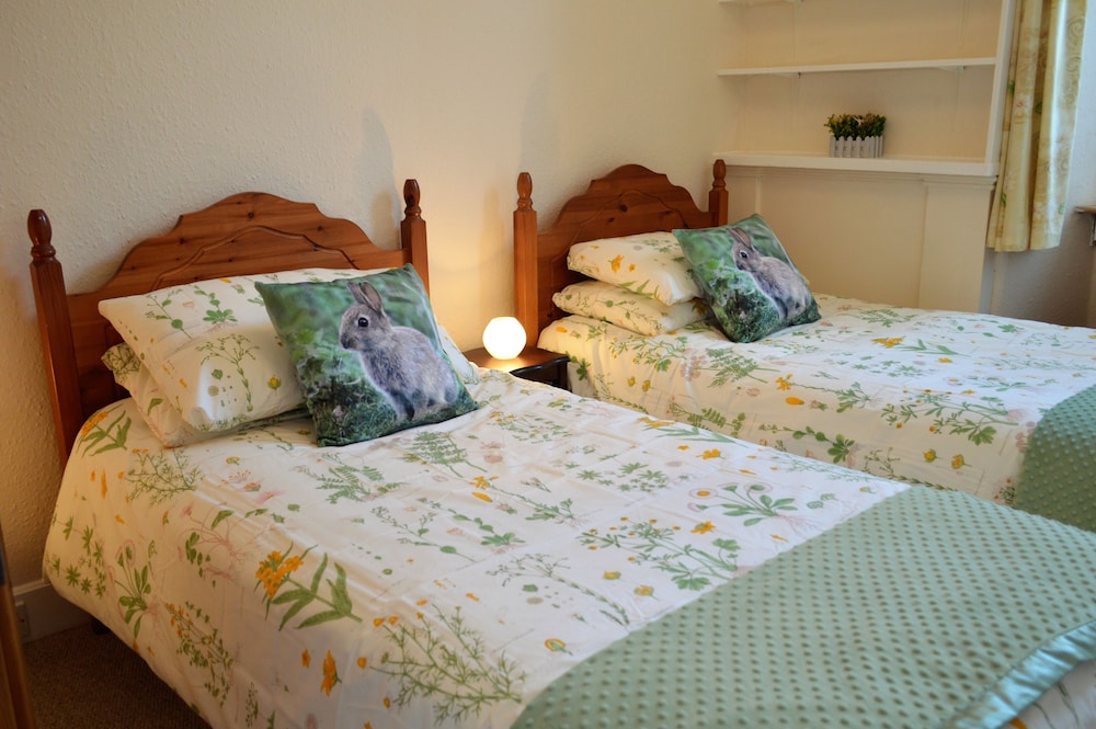 Budget Apartment Accommodation In Dunoon Sleeps 5 In 2 Bedrooms - Dunoon