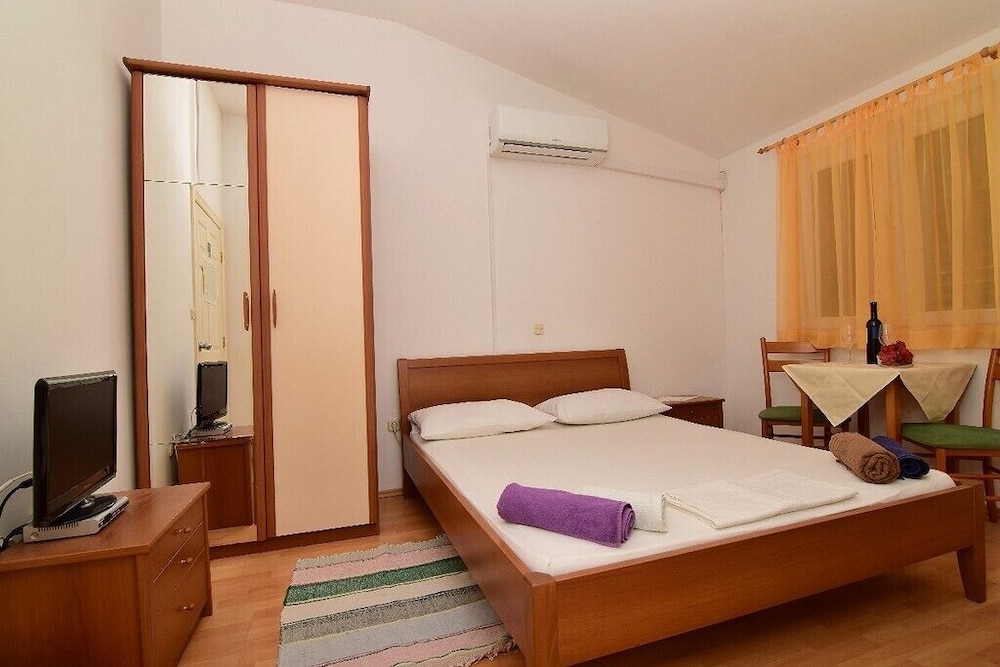 Appartements Et Chambres Jozo, (8193), Makarska, Croatia - Makarska