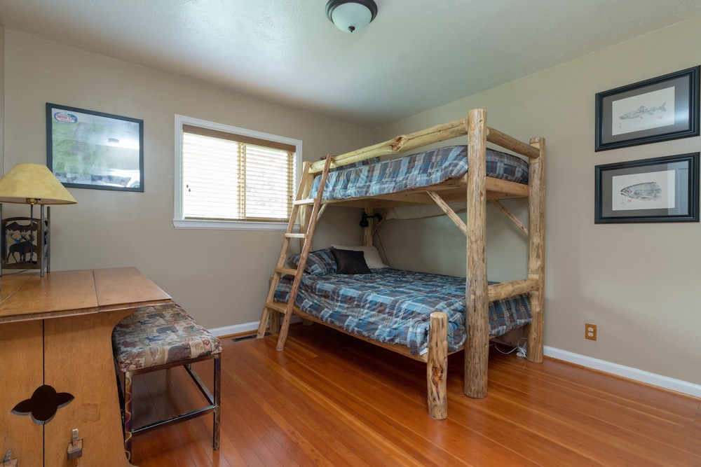 Dog Friendly Remodeled Cabin Steps To Downtown With Private Yard - Idaho