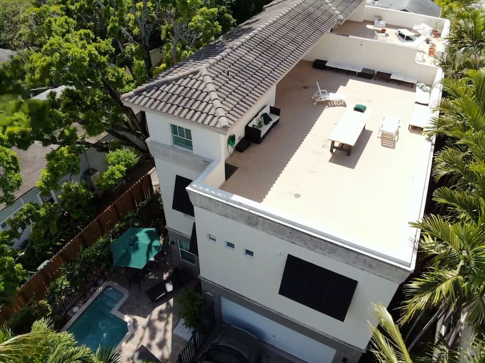 Home In Fort Lauderdale With Pool And Rooftop - Pembroke Pines, FL