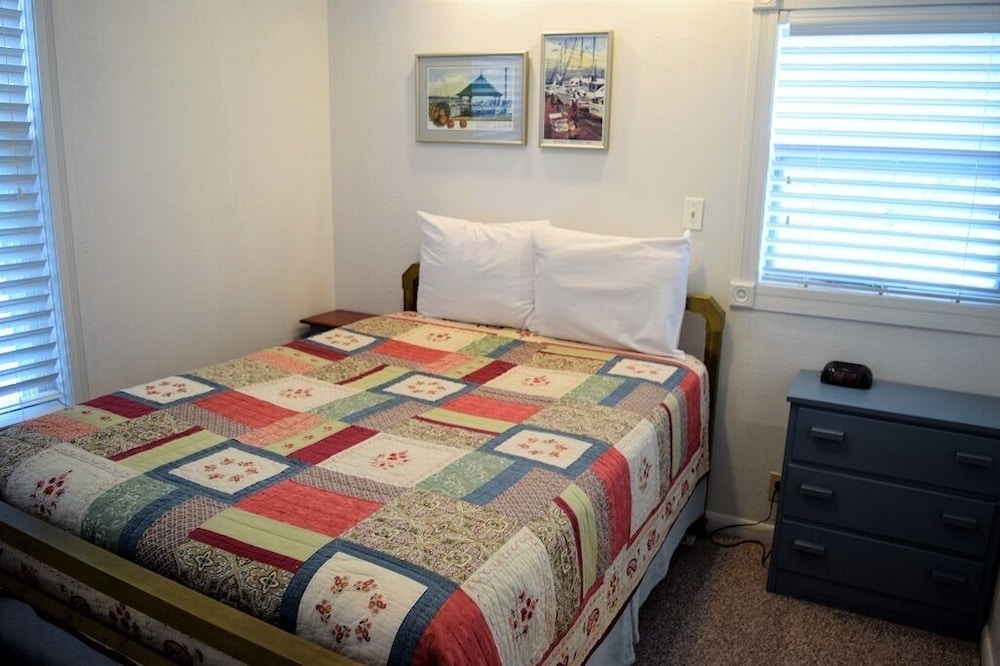 At Ships Quarters "At The Top"  In The Heart Of Bayfield, Wi.  Sleeps Up To 8! - Bayfield, WI