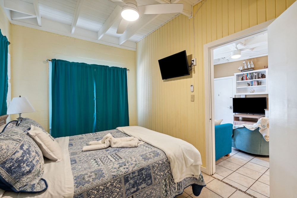 2 Bedroom Duplex With Backyard One Block From The Laguna Beach Sand Pet-friendly - Panama City Beach, FL