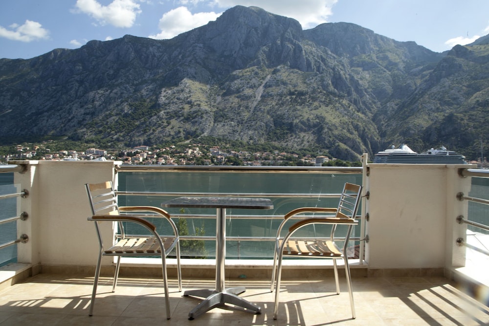 Immaculate Apartment, Uninterrupted Stunning Bay Views , Private Parking - Kotor