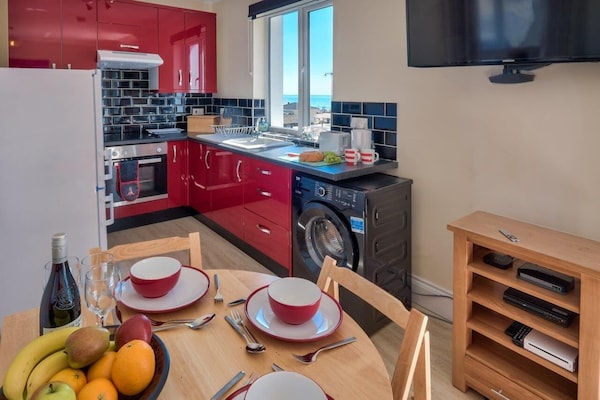 A Beautiful Three Bed Town House On Shanklin Esplanade With 15% Off Ferry Travel - Shanklin Beach