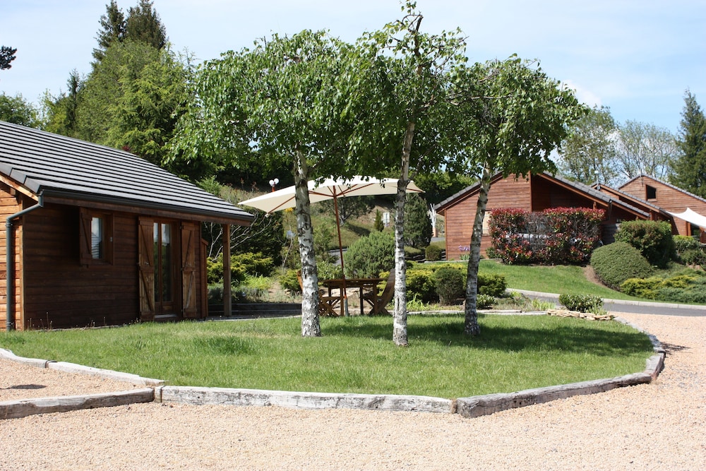 Village Of 14 Cottages In Comfortable Chalets - Auvergne