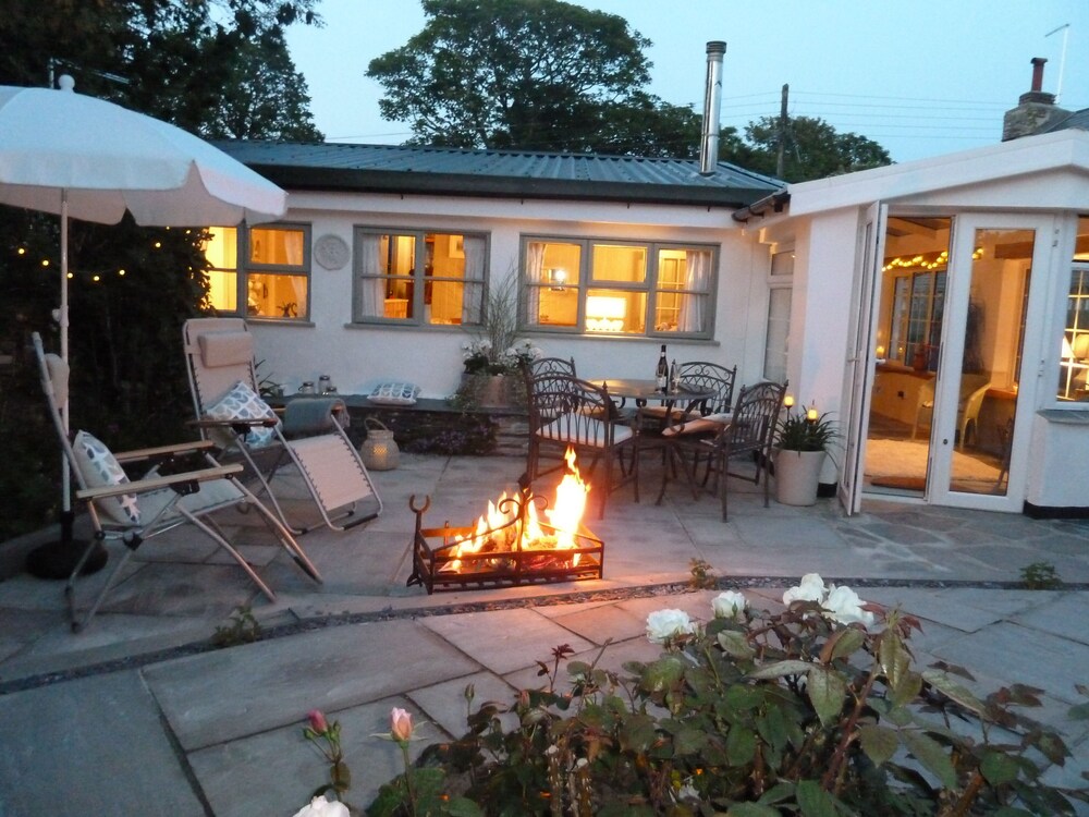 Quirky Home With Romantic Shepherds' Hut Bedrooms And Pretty Garden Near Padstow - 康瓦耳