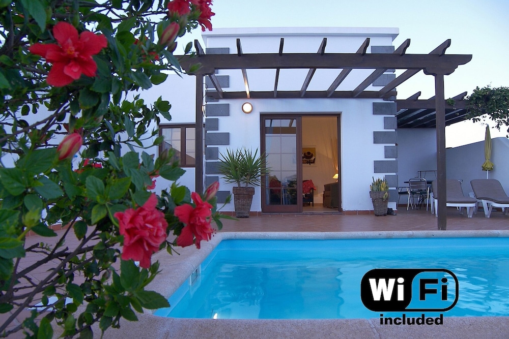 Holiday Home With Private Heated Pool In Own Walled Grounds - Playa Blanca