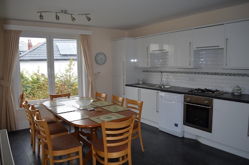Very Large & Comfortable 3 Bedroomed Seaview Apartment.  It Sleeps Seven In Beds - Robin Hood's Bay