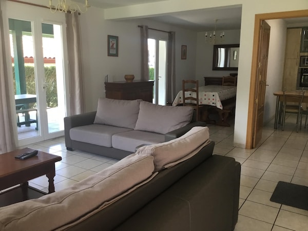Spacious House With Garden, Covered Terrace, Garage, Parking - Urrugne