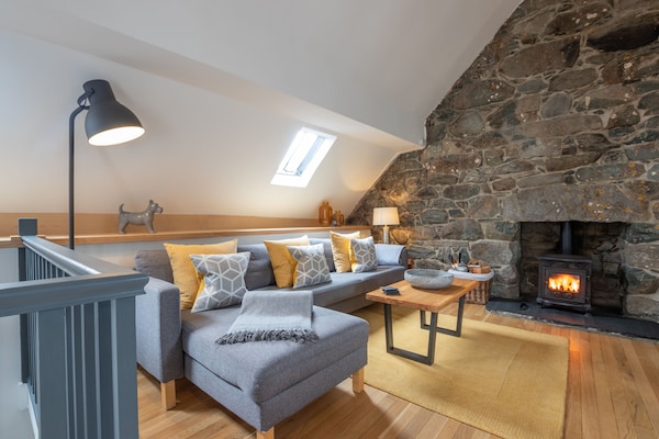 Hen Stabl - A Charming 18th Century Stone Character Stables Conversion - North Wales